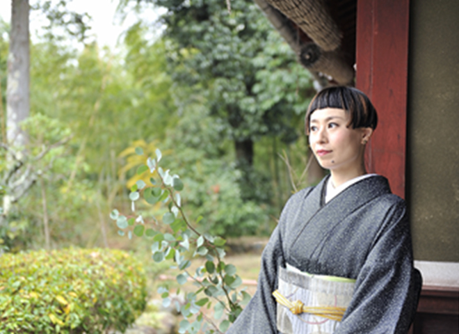 着物の女性がたたずむ