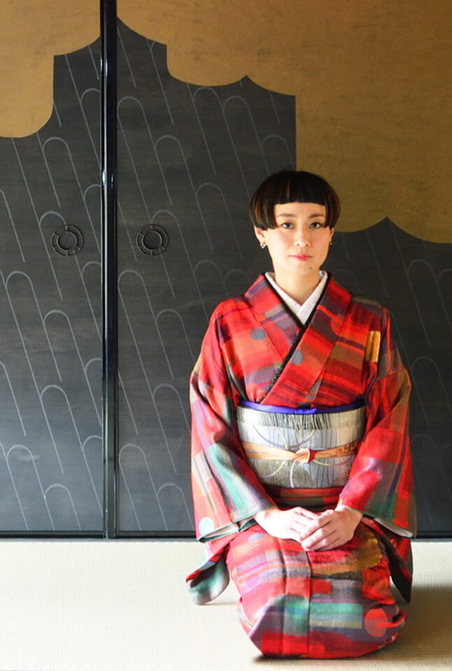 襖の前にきもの女性